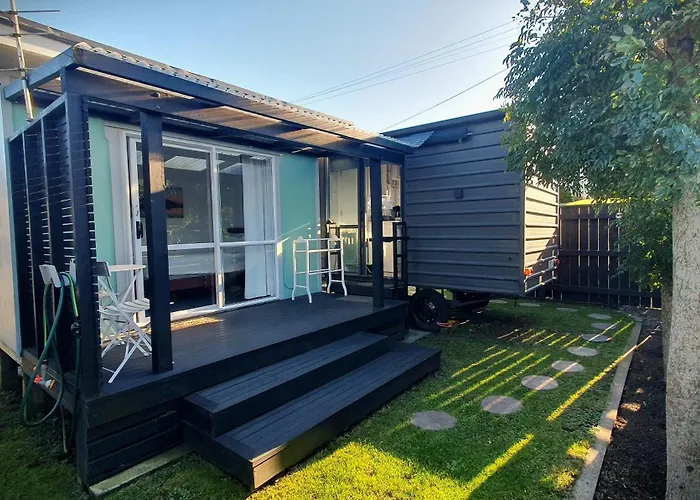 Cozy Tiny House In Garden Setting, 3 Minute Drive To Back Beach
