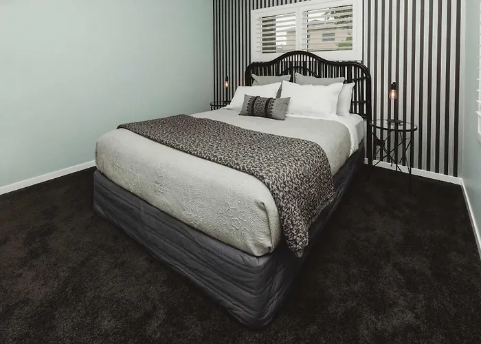 Buller Noire - Luxury New Plymouth Oceanview Home